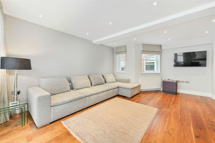 3 Bedroom Flat To Rent In Barkston Gardens, Earls Court, London, SW5