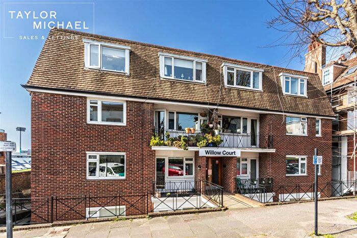 2 Bedroom Flat For Sale In Palmeira Avenue, Hove, BN3