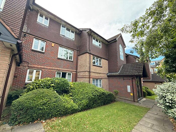2 Bedroom Flat To Rent In Waverley Road, Enfield, EN2