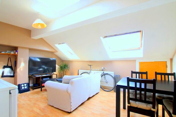 1 Bedroom Flat To Rent In Latimer Road, London, SW19