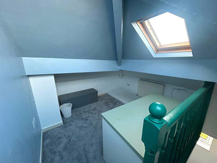 2 Bedroom End Of Terrace House To Rent In Incline Road, Oldham, OL8