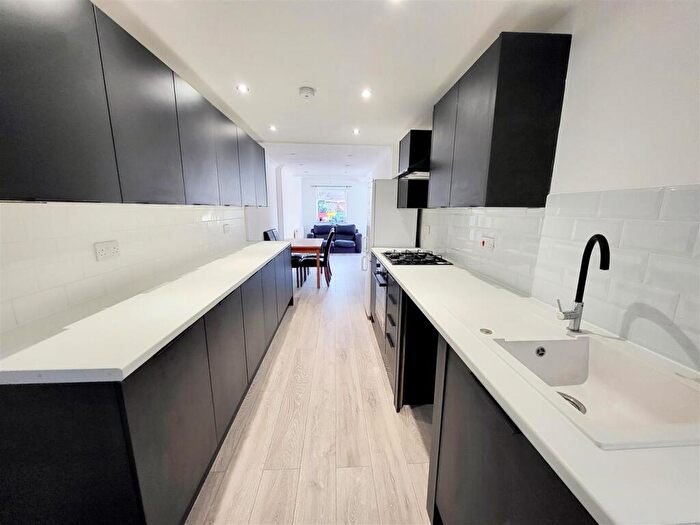 3 Bedroom Flat To Rent In Cooling Road, Rochester, ME2
