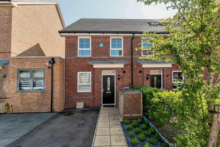 2 Bedroom End Of Terrace House For Sale In Peregrine Way, Hatfield, AL10