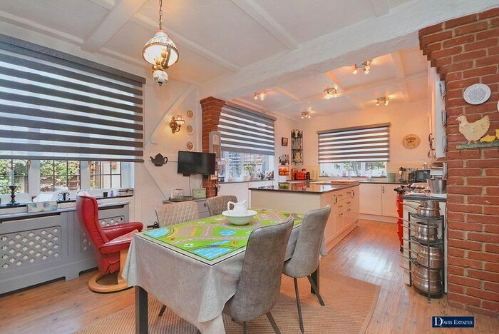 4 Bedroom Detached House For Sale In Oaklands Avenue, Romford, RM1