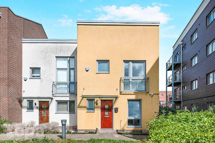 3 Bedroom End Of Terrace House For Sale In Brunel Way, Dartford, DA1