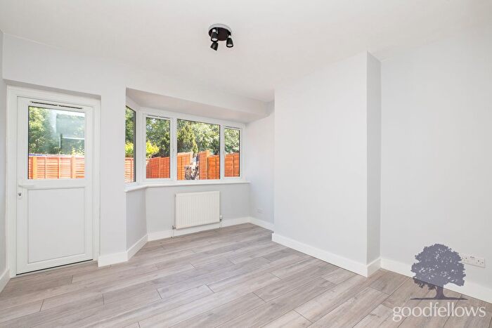 2 Bedroom Flat To Rent In Deer Park Gardens, Mitcham, CR4