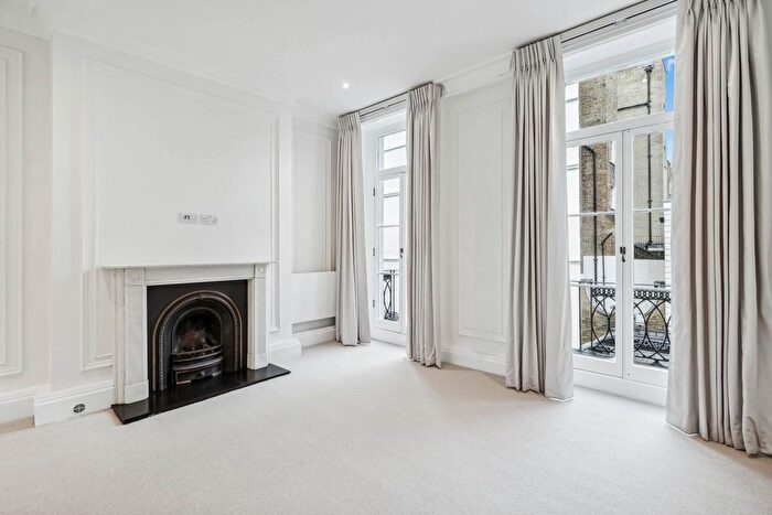 3 Bedroom Flat To Rent In Cadogan Place, London, SW1X