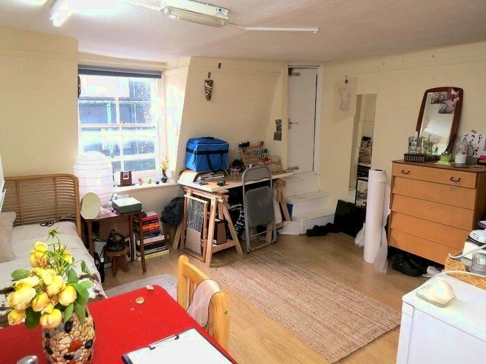 Studio To Rent In Brick Lane, London, E1