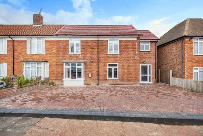 3 Bedroom Apartment To Rent In Pangbourne Drive, Stanmore, HA7