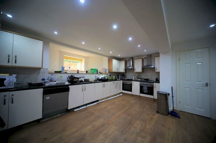 8 Bedroom Terraced House To Rent In Estcourt Terrace, Headingley, Leeds, LS6