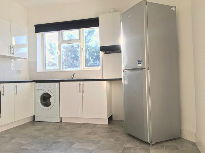2 Bedroom Flat To Rent In Kendall Avenue, Sanderstead, South Croydon CR2