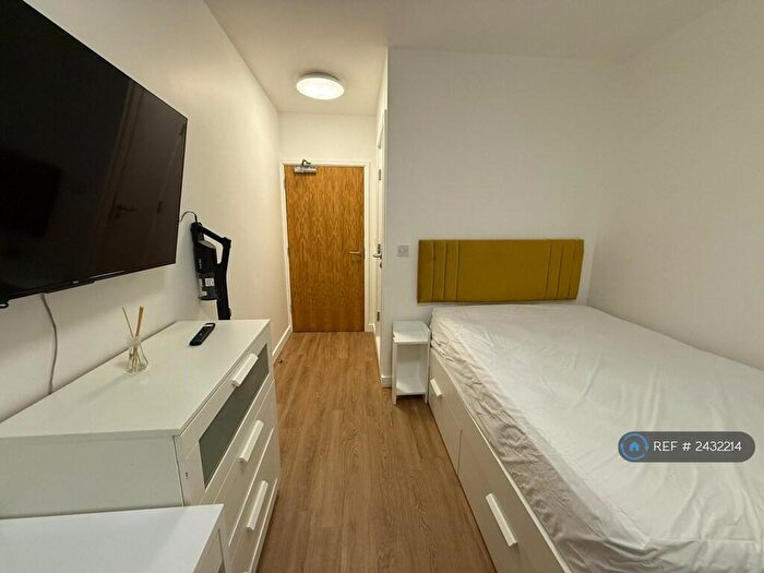 Studio To Rent In Chapel Street, Salford, M3