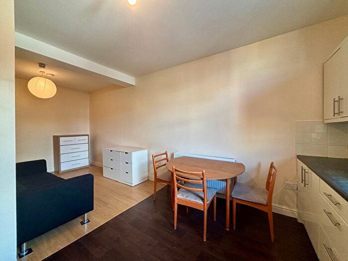 3 Bedroom Flat To Rent In Deptford High Street, London, SE8