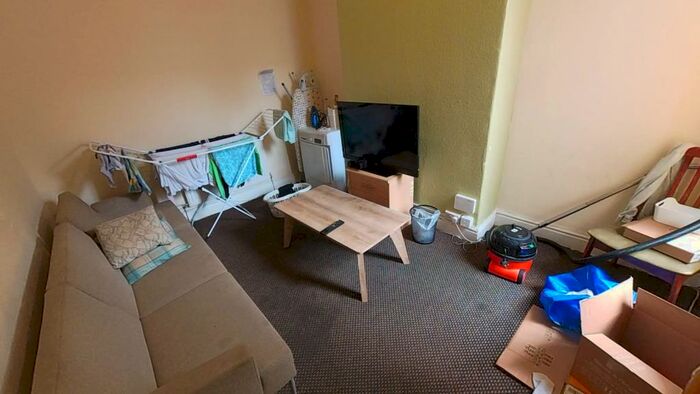 5 Bedroom Semi-Detached House To Rent In Laindon Road, Manchester, M14