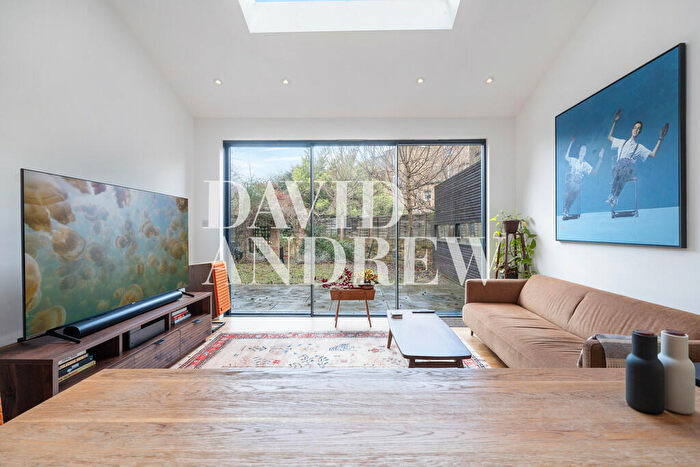 3 Bedroom Flat To Rent In Gloucester Drive, N4