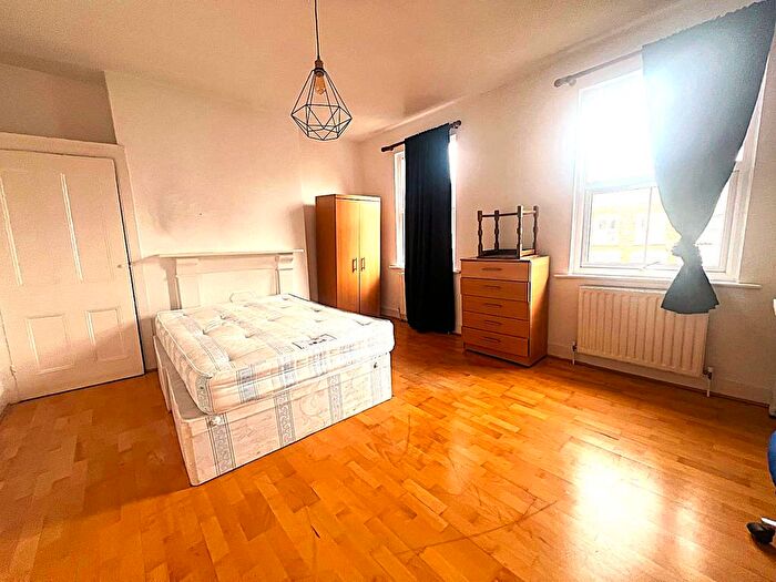 4 Bedroom Maisonette To Rent In Watling Avenue, Edgware, HA8