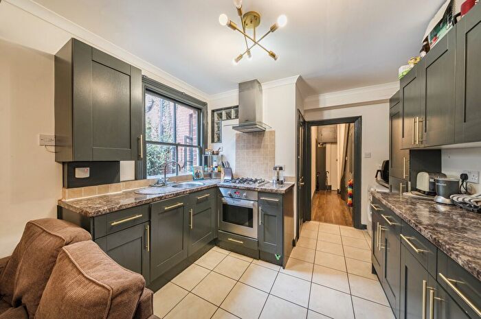 2 Bedroom Flat For Sale In Archway Road, London, N6