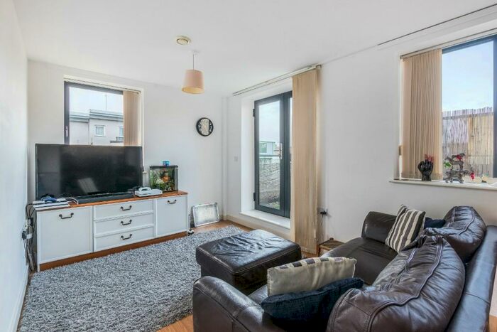 1 Bedroom Flat To Rent In Island Farm Road, West Molesey, Surrey, KT8