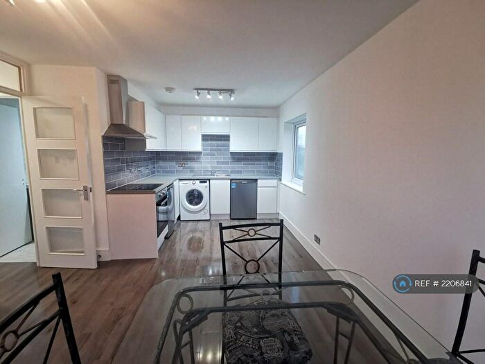 3 Bedroom Flat To Rent In Southcote Manor, Reading, RG30