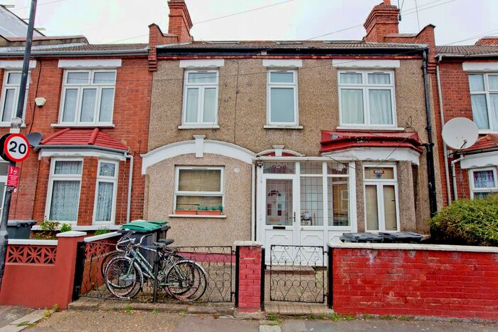 2 Bedroom Flat To Rent In Hermitage Road, London, N4