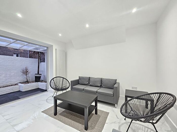 1 Bedroom Flat To Rent In Earls Court Gardens, Earls Court, SW5