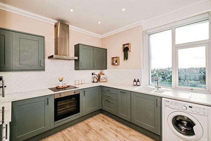 2 Bedroom Flat For Sale In Grand Avenue, Worthing, BN11