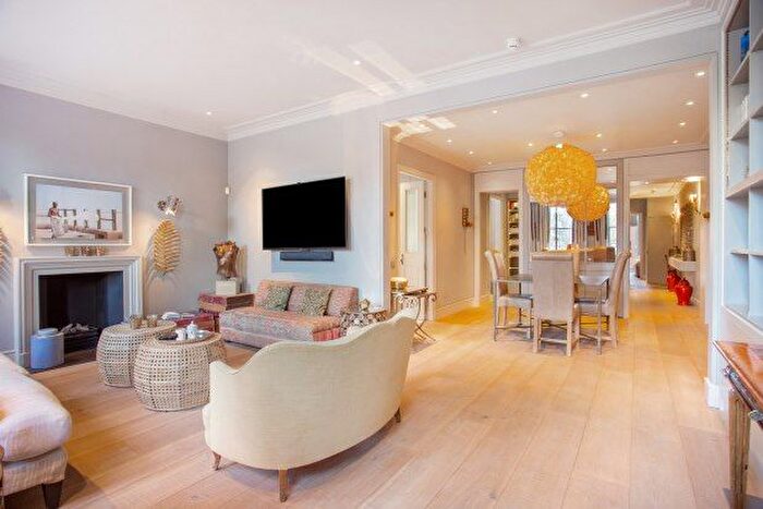 2 Bedroom Flat To Rent In Cadogan Gardens, London, SW3