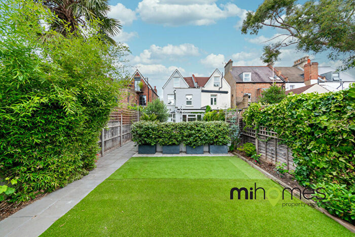 2 Bedroom Apartment To Rent In Beaconsfield Road, New Southgate, N11