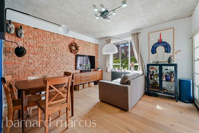 3 Bedroom Flat For Sale In Iron Mill Road, London, SW18