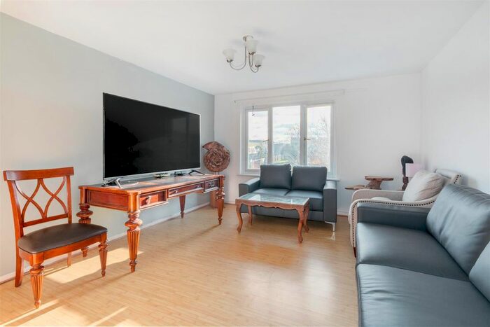 3 Bedroom Property To Rent In North Road, London, SW19