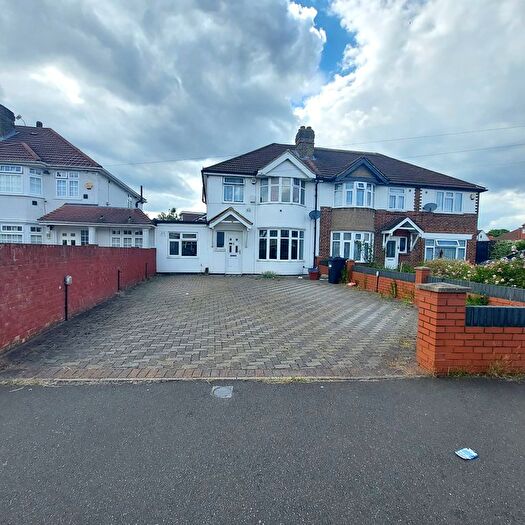 5 Bedroom Semi-Detached House To Rent In Springwell Road, Hounslow, TW5