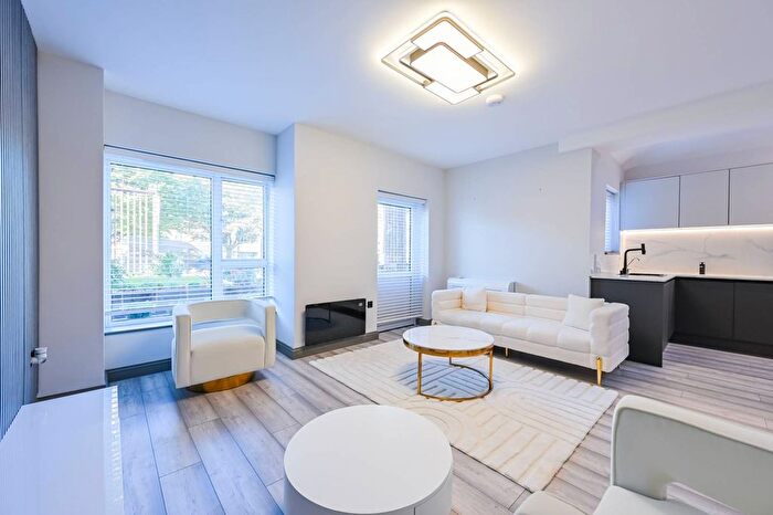 3 Bedroom Flat To Rent In Colney Hatch Lane, London, Colney Hatch, London, N10