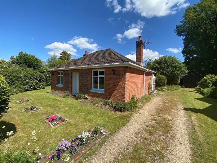 2 Bedroom Detached Bungalow For Sale In Newbridge Road, Cadnam, Hampshire, SO40
