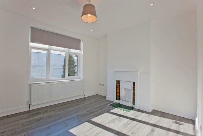 2 Bedroom Flat To Rent In Flat Hayes Crescent, London, NW11