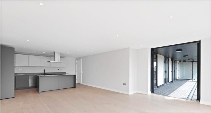 3 Bedroom Flat To Rent In Tottenham Lane, London, N8