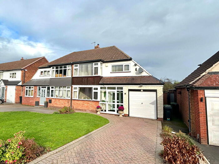 3 Bedroom Semi-Detached House For Sale In Shenley Avenue, Woodsetton, DY1