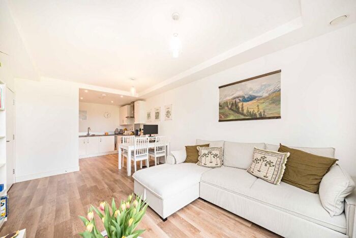 1 Bedroom Flat For Sale In Knaresborough Drive, Earlsfield, SW18