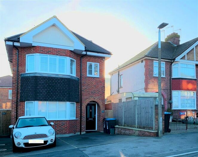 2 Bedroom Maisonette To Rent In West Valley Road, Hemel Hempstead, HP3
