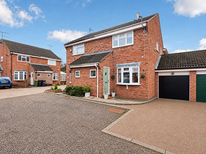 3 Bedroom Semi-Detached House For Sale In Hanningfield Close, Rayleigh, SS6