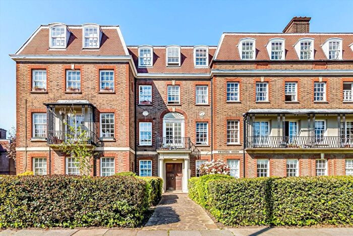 3 Bedroom Flat For Sale In Fortis Green, London, N10