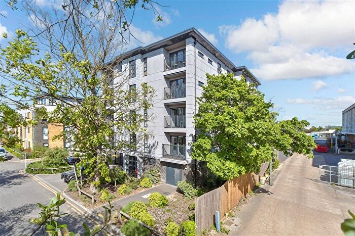2 Bedroom Flat For Sale In Maidstone Road, Tonbridge, Kent, TN12