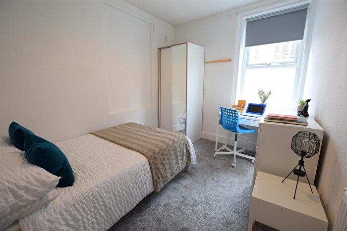 12 Bedroom End Of Terrace House To Rent In Unity Square - Bed Student House - /, LN2