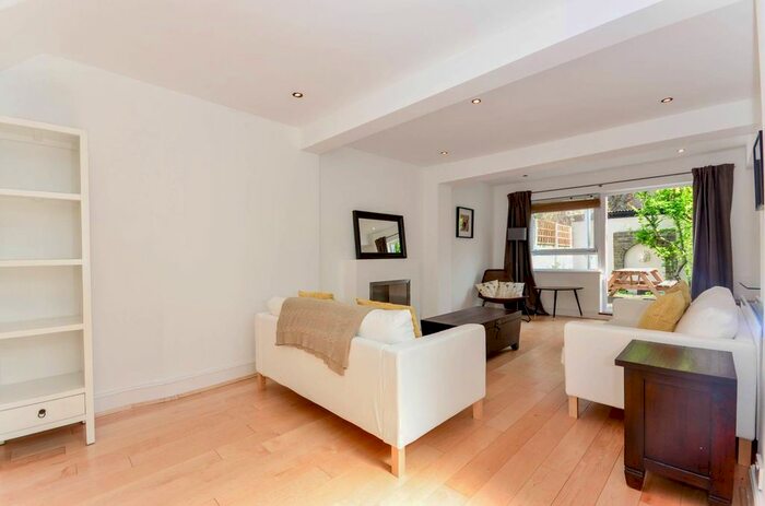 2 Bedroom Maisonette To Rent In New Kings Road, Parsons Green, London, SW6