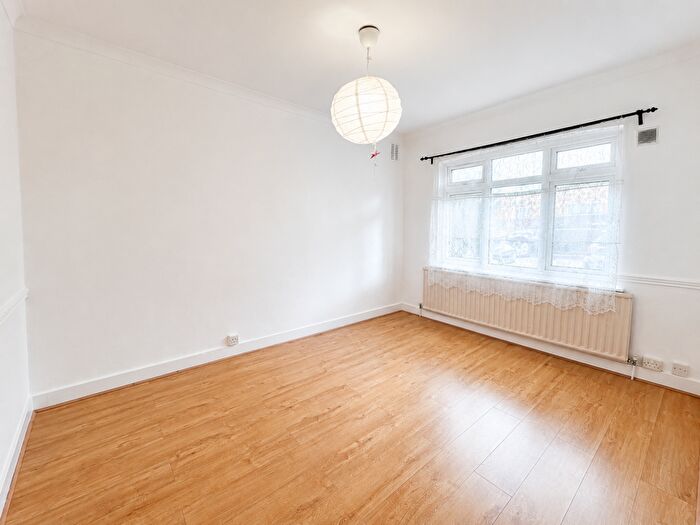 2 Bedroom Flat To Rent In Handsworth Avenue, Chingford, Waltham Forest, E4
