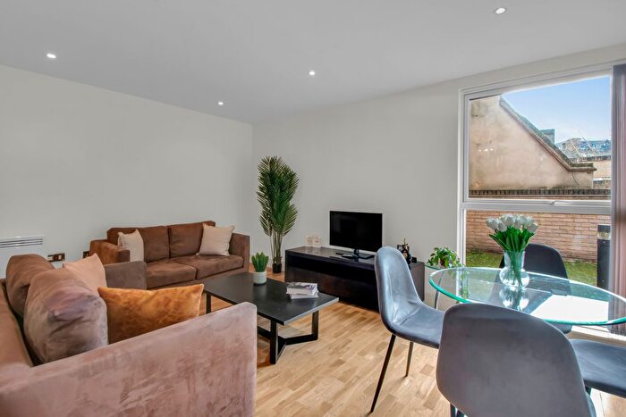 1 Bedroom Flat To Rent In Great Suffolk Street, London, SE1