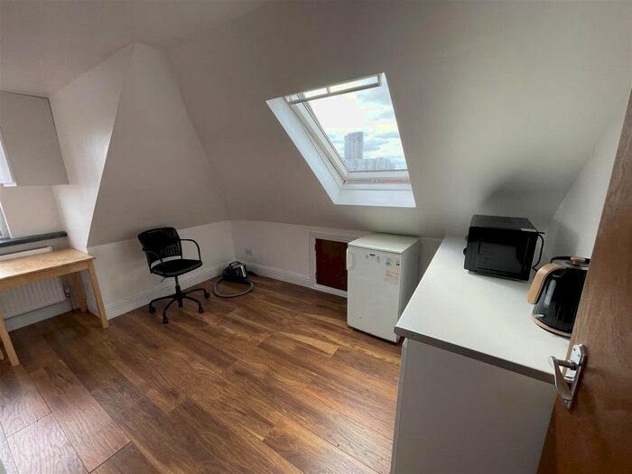 Studio To Rent In Kingsley Road, Hounslow, TW3