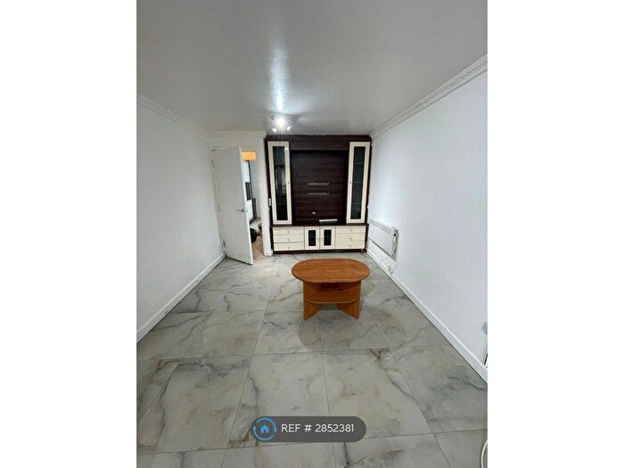 2 Bedroom Flat To Rent In Pickwick Close, Hounslow, TW4