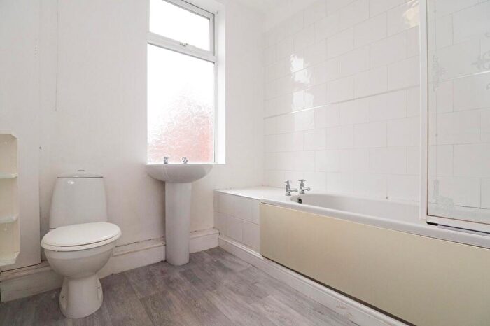 2 Bedroom End Of Terrace House To Rent In Greenock Place, Leeds, West Yorkshire, LS12