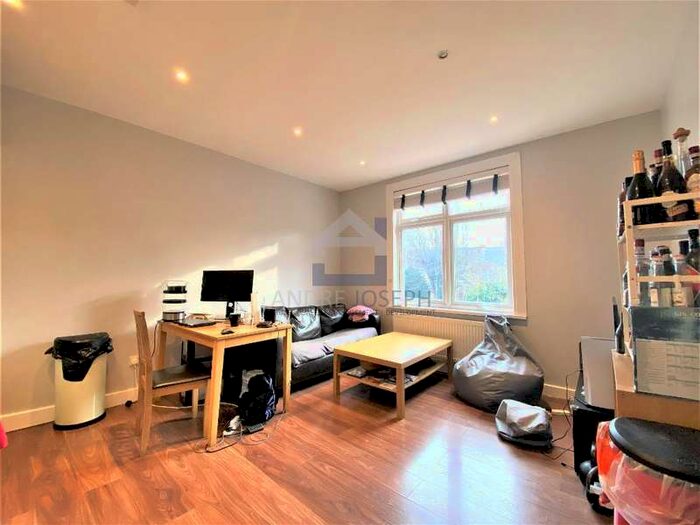 1 Bedroom Flat To Rent In Upper Tooting Park, Tooting Bec, London, SW17