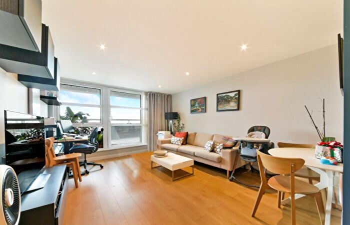 2 Bedroom Apartment For Sale In Hindsleys Place, London, SE23